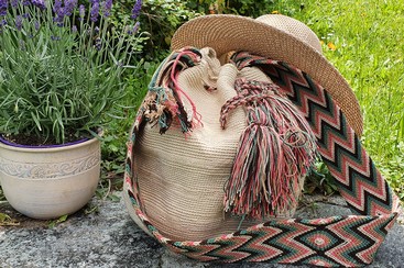 Galerie_beigegruenrot_Mochila.jpg